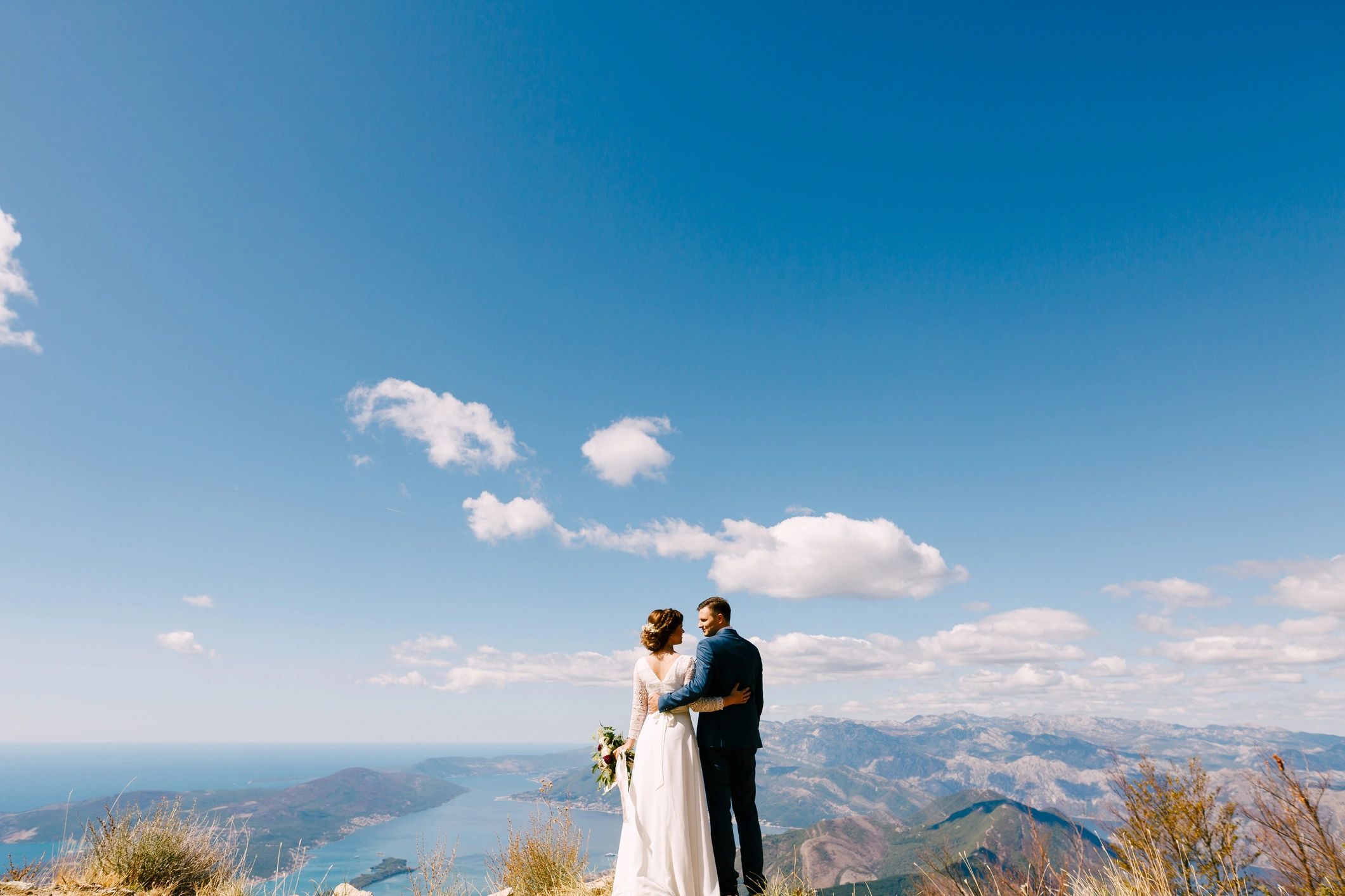 Newlyweds with mountains in the background