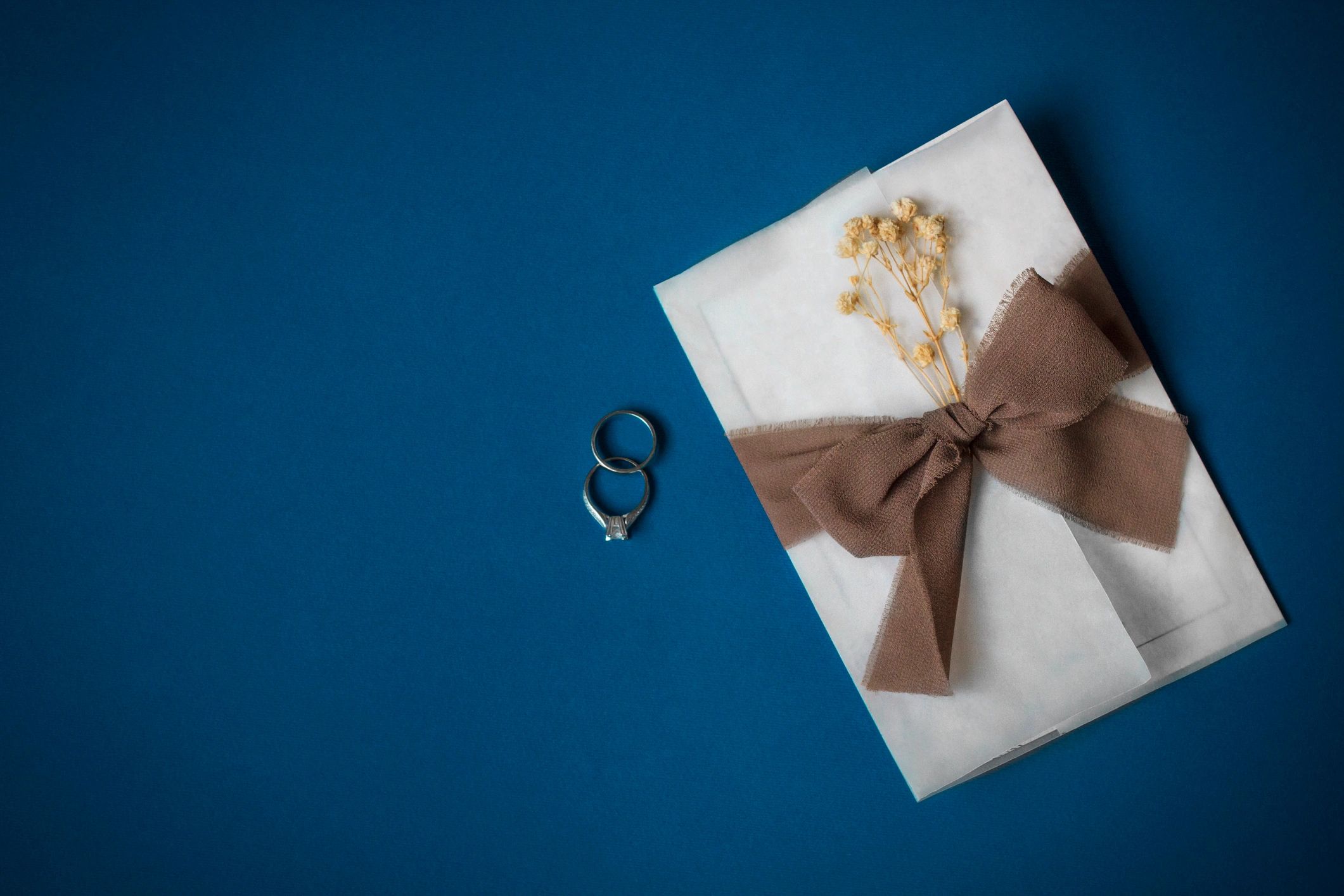 Wedding rings and gift envelope flat lay